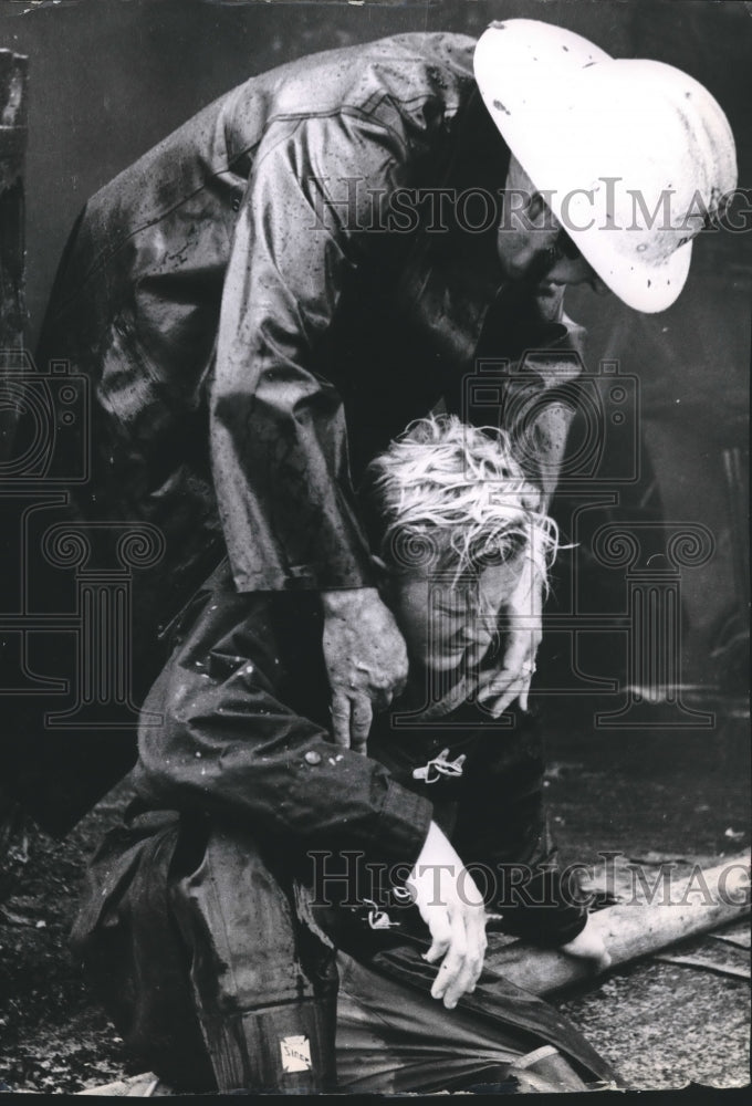 1962 Press Photo Houston fireman Pierce rests after fighting fire - hca25888 - Historic Images