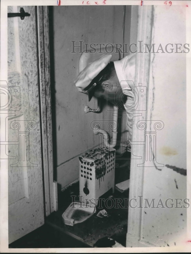 1961 Press Photo Houston Fire Chief Joe LaBoue examines evidence - hca25892-Historic Images