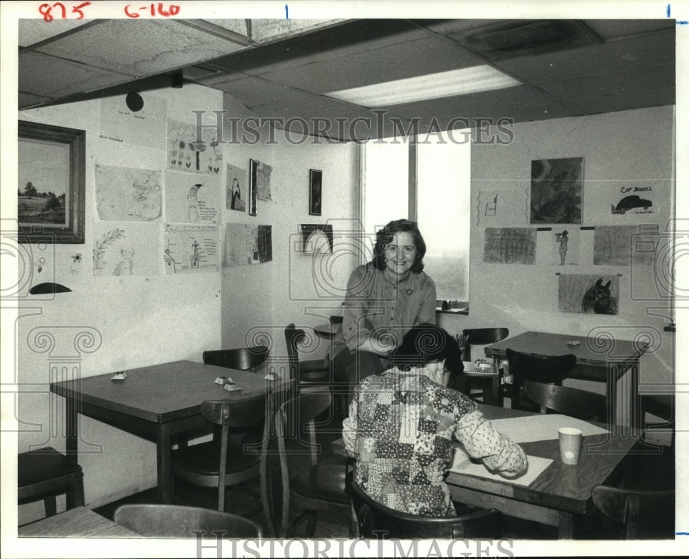 1980 Art therapist Fran McKenny at Harris County Psych Hosp, TX - Historic Images