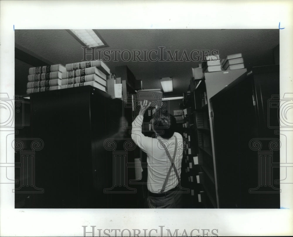 1987 Harris Co. Law Library Director John Eichstadt moves books, TX - Historic Images