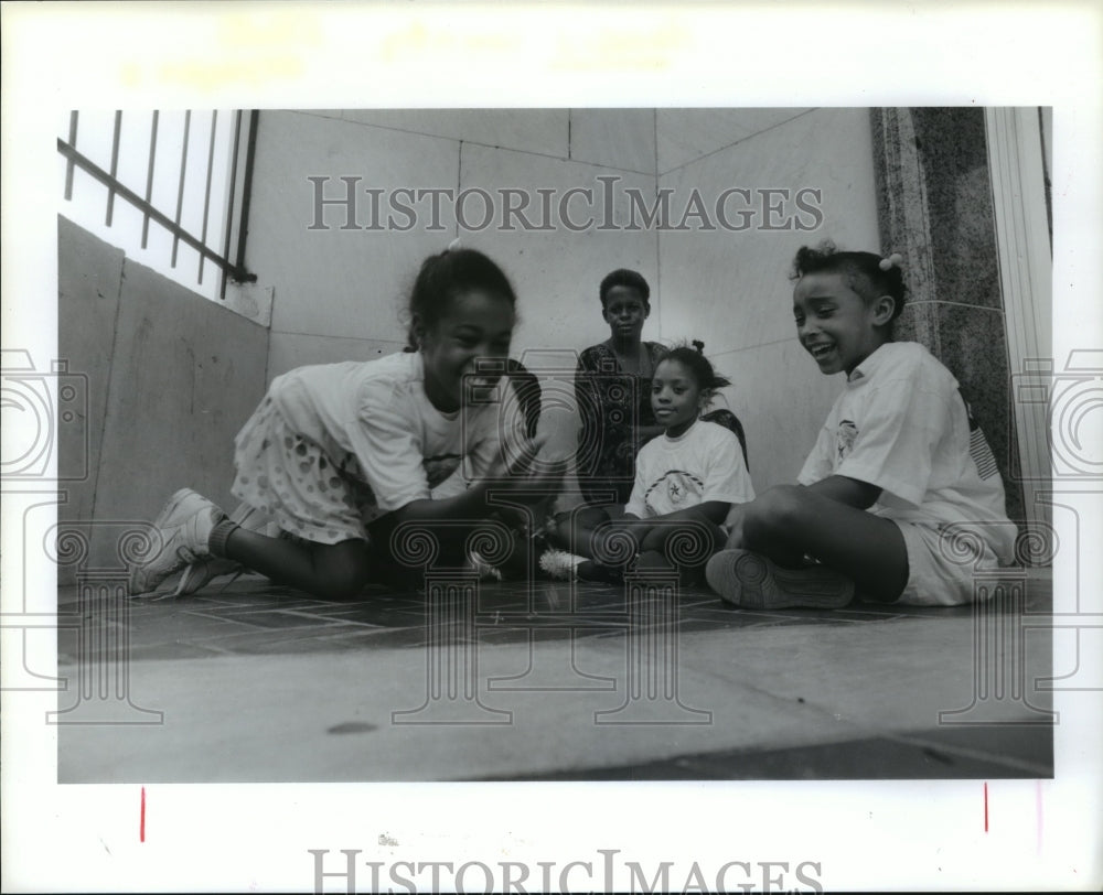 1990 Press Photo Girls at YWCA in Preparation for Harris County Street Olympics- Historic Images