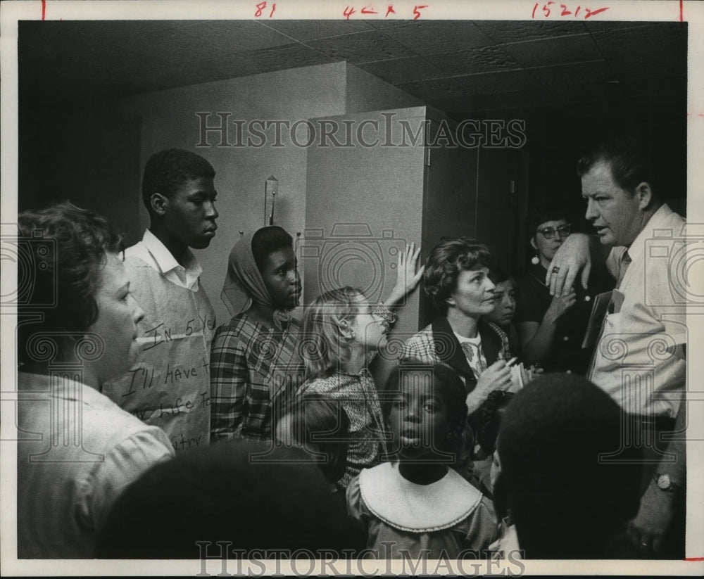 1969 Press Photo Official Joe Bagley Talks to Parents at Texas Welfare Office- Historic Images