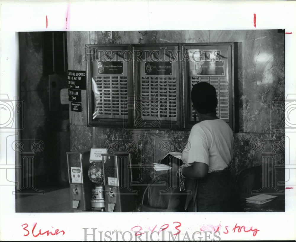 1992 Harris County Criminal Courthouse employee Marcia Jo Beard - Historic Images