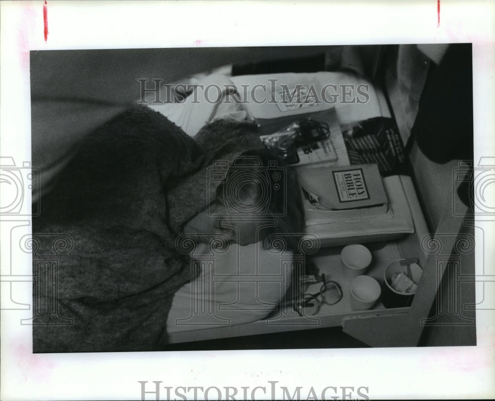 1990 Press Photo Sleeping inside Harris County Jail - hca26006 - Historic Images