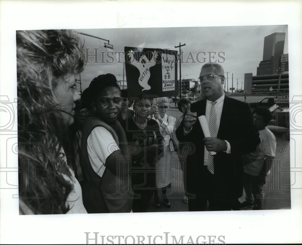 1990 Klevenhagen talking to protestors at Harris County Jail - Historic Images