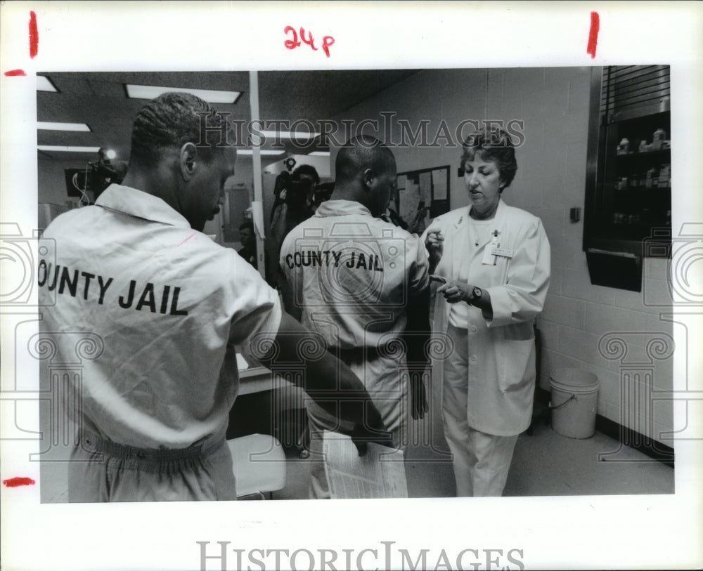 1990 Harris County Jail inmates line up to get shots - Historic Images