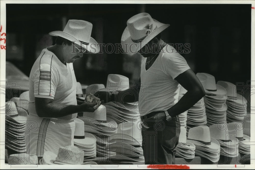 1982 Tom Banks sells hat to Marvin Cooper - Historic Images