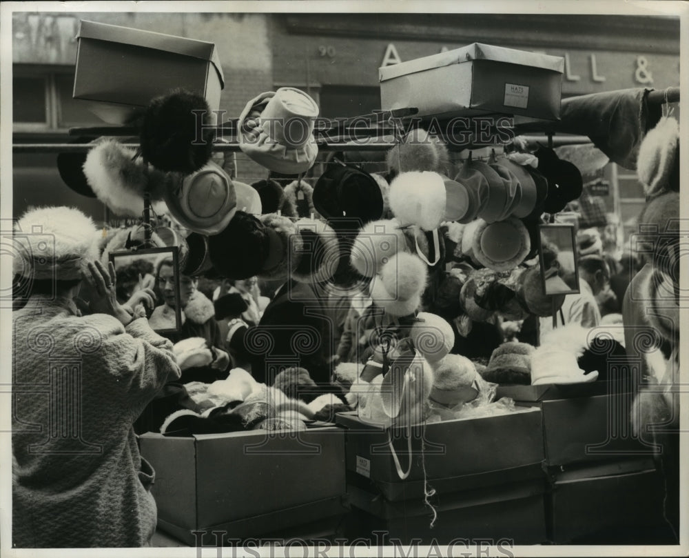 1961 Press Photo Hat stand at Petticoat Lane - hca26033 - Historic Images