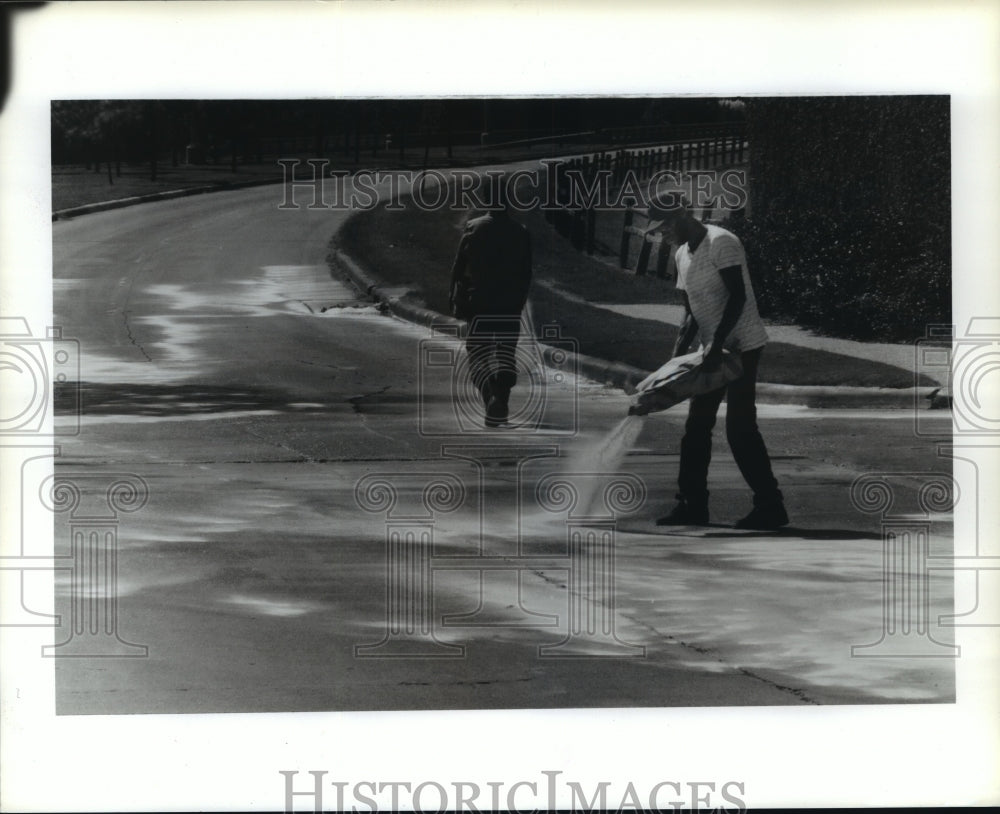 1988 Workers Use Lite Soda Ash on Muratic Acid Spill, Houston, Texas - Historic Images