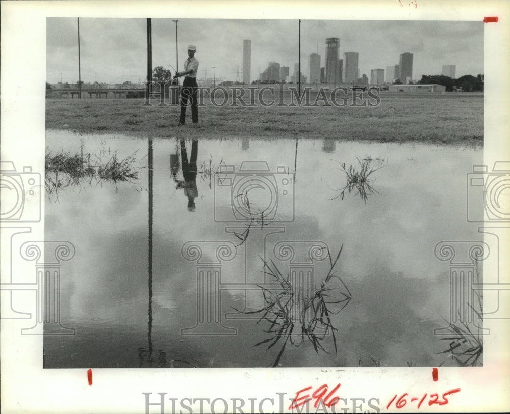 1982 Press Photo Pham Nhue, Harris County Mosquito Control, Sprays Mosquitoes - Historic Images