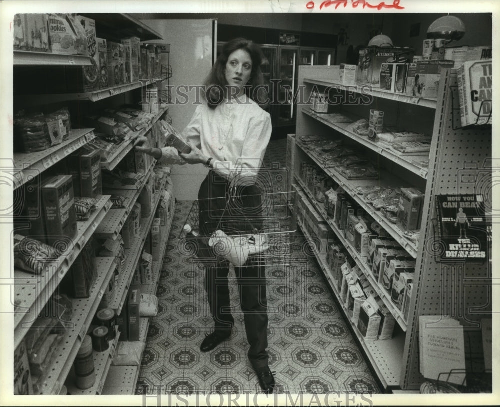 1983 Woman shops for health foods in Texas - Historic Images