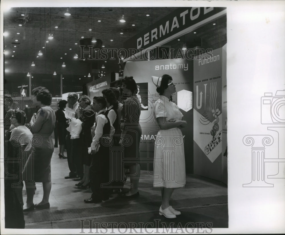 1962 Press Photo People at Harris Co Medical Society Health Fair in Texas - Historic Images