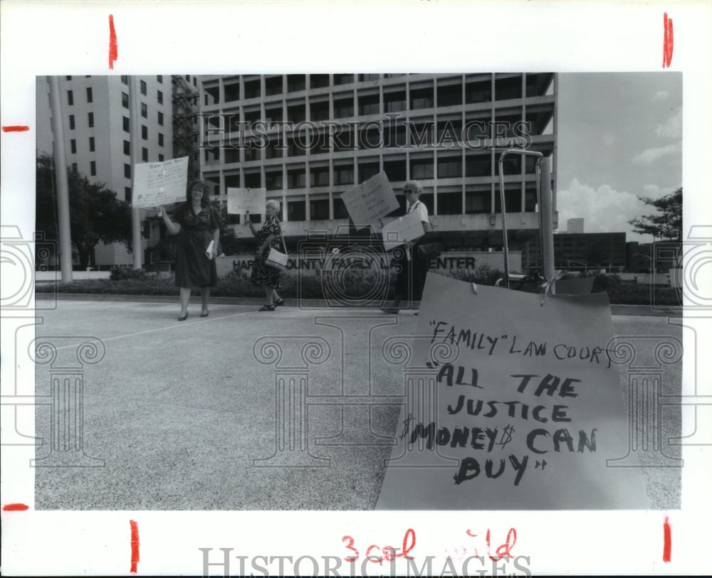 1992 Picketers outside Harris Co Family Law Center, Houston, Texas - Historic Images