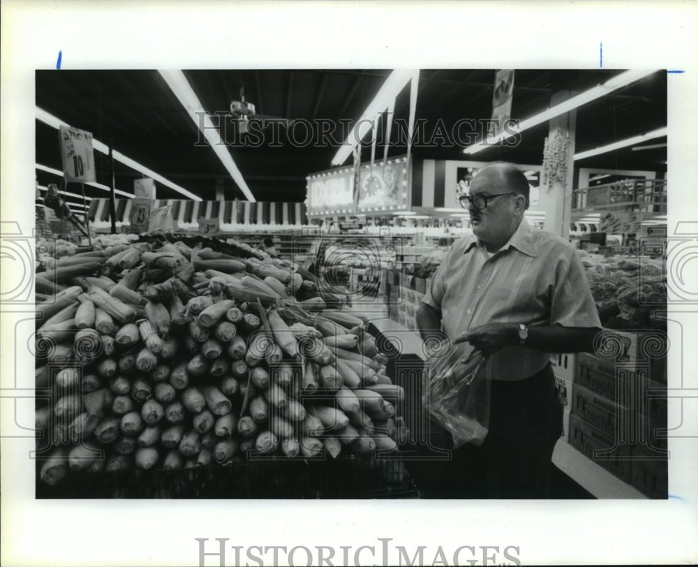 1987 George Weissborn shopping at Fiesta Mart - Houston - Historic Images