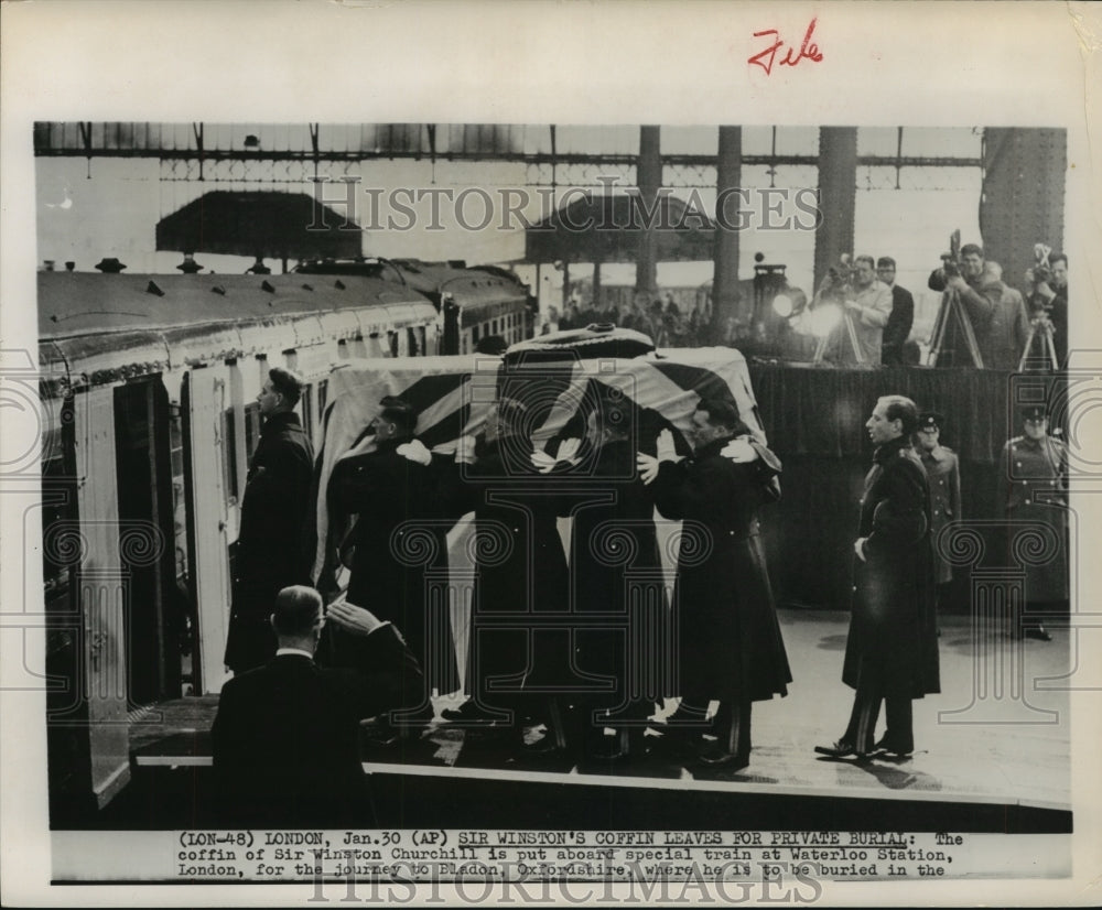 1965 Press Photo Winston Churchill coffin entering train in London - hca26357 - Historic Images