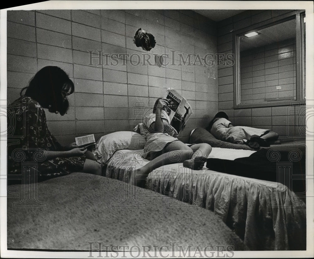 1968 Press Photo Children read at Harris County Detention Ward, Texas - Historic Images