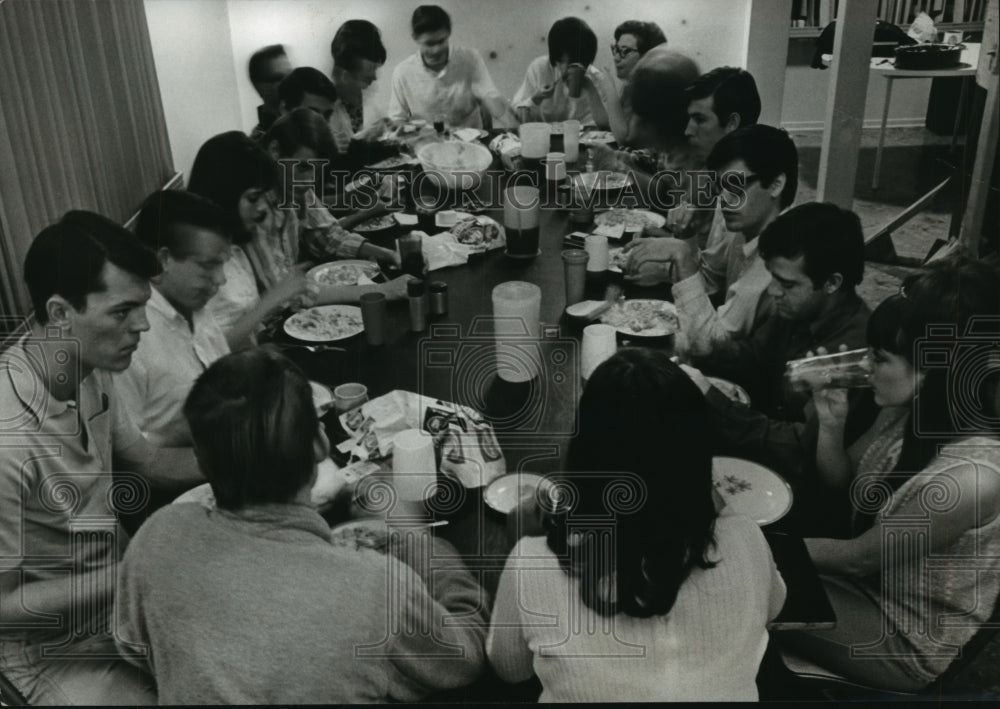 1967 Press Photo Dan Blocker Singers eat a meal in Texas - hca26412 - Historic Images