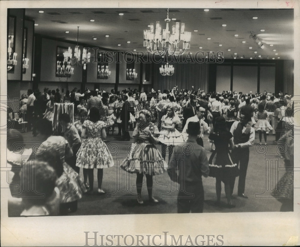 1971 Square dancers contribute over $1,000 to help the Goodfellows - Historic Images