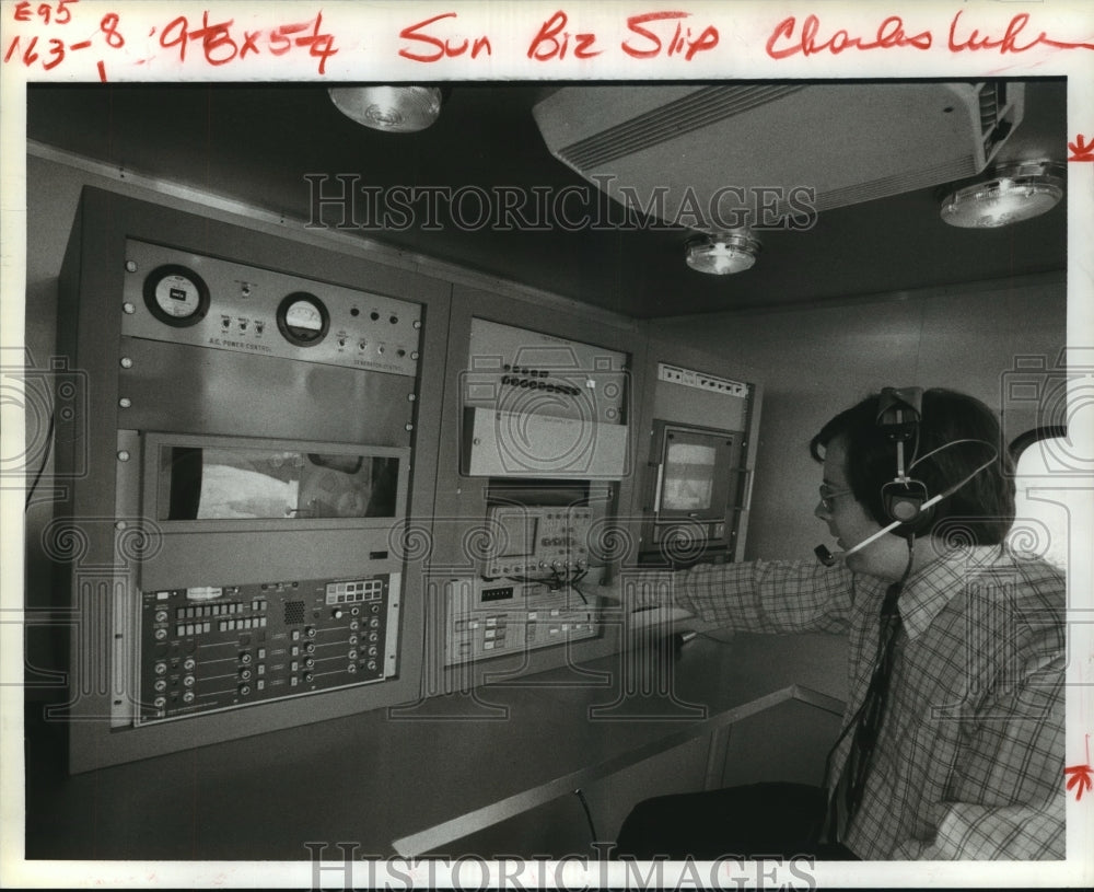 1983 Gulf Applied Research engineer shows pulse radar unit in Texas - Historic Images