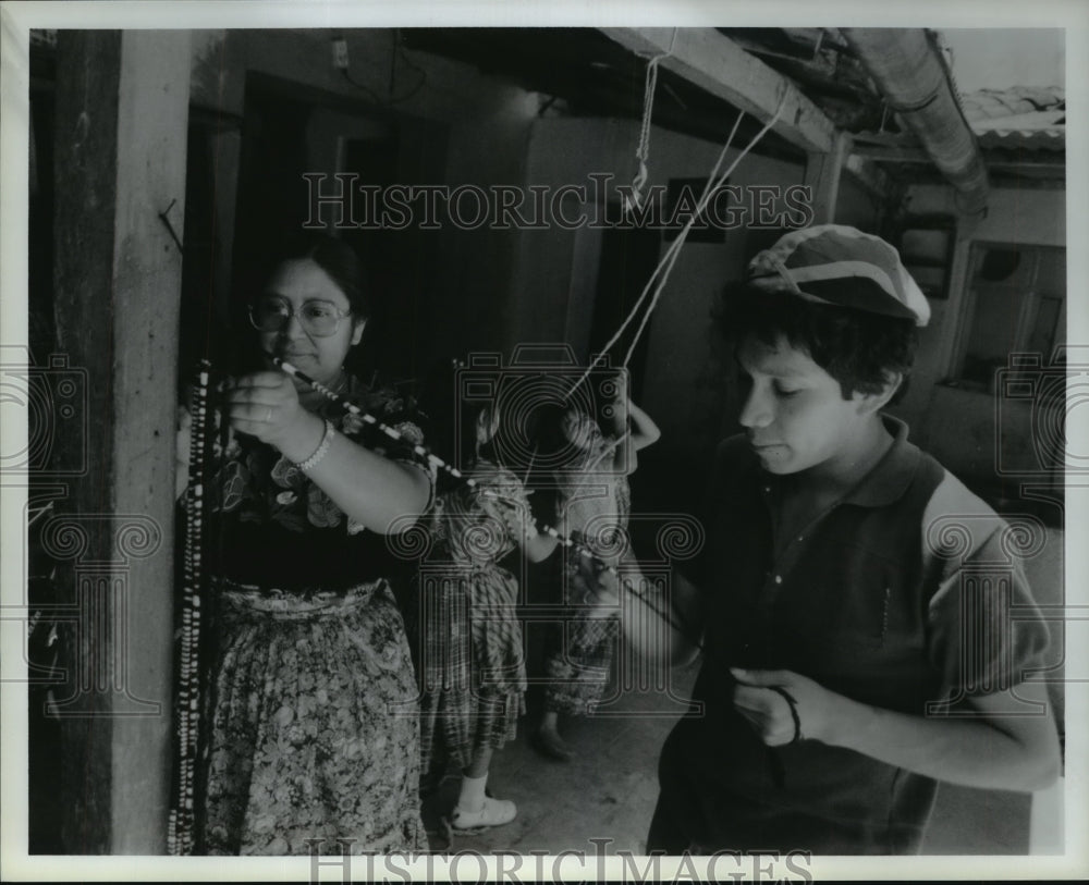 1988 Press Photo Guatemalans make bead jewelry in Houston - Historic Images