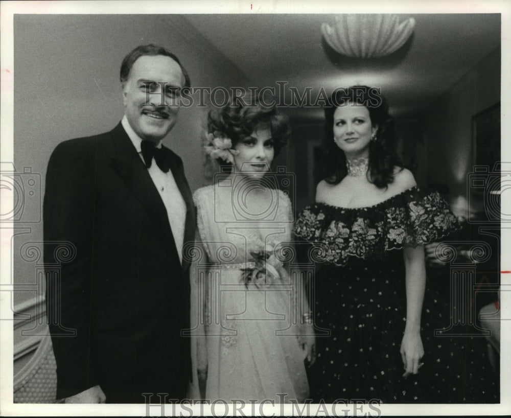 1981 Actress Gina Lollobrigida attends benefit in TX with chairmen - Historic Images