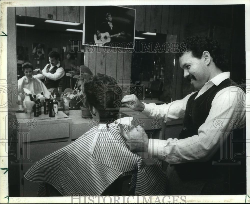 1986 Hairdresser Solomon Ramirez cuts Gina Estopinal&#39;s hair in TX - Historic Images
