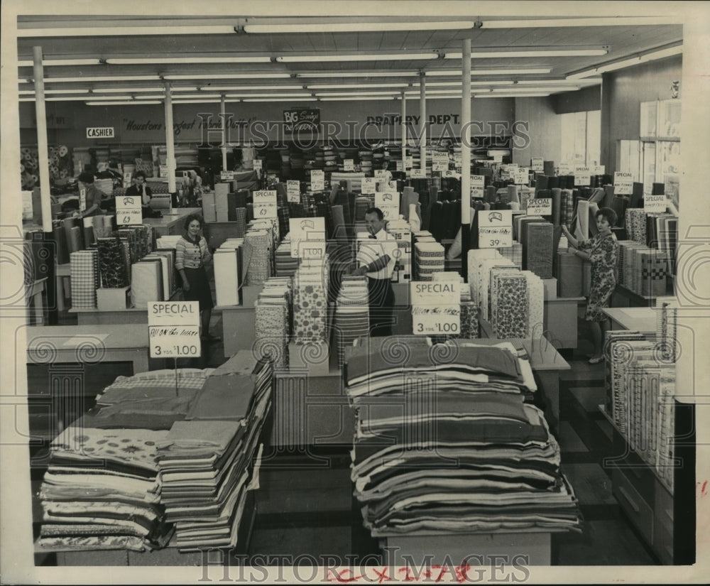 1962 Press Photo Inside Hancock Textile Outlet, Houston, Texas - hca26594 - Historic Images