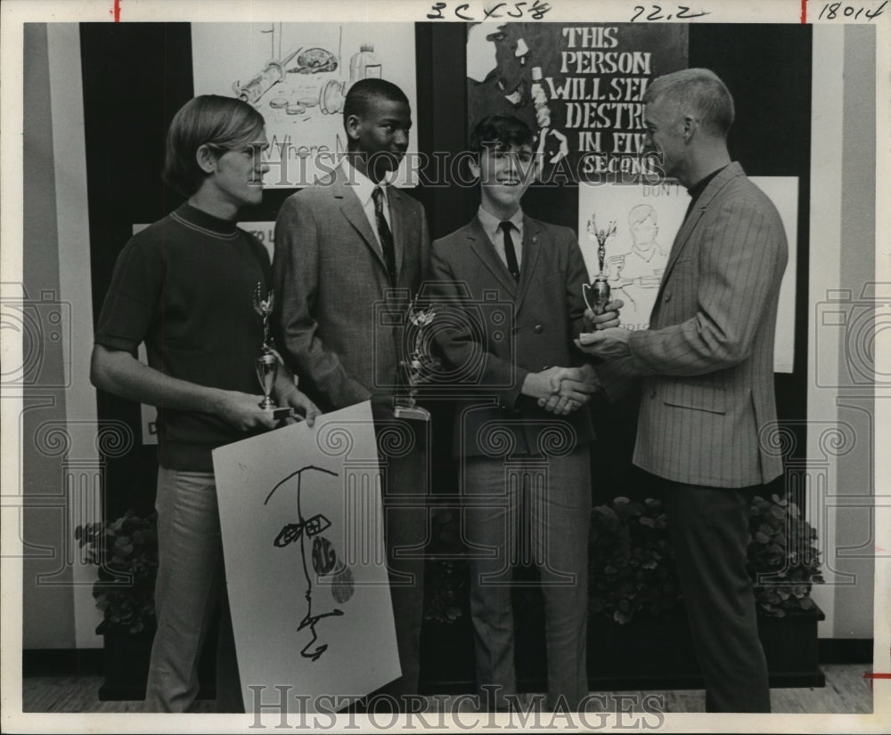 1969 Press Photo Students win awards for drug abuse posters in Harris Co, Texas - Historic Images