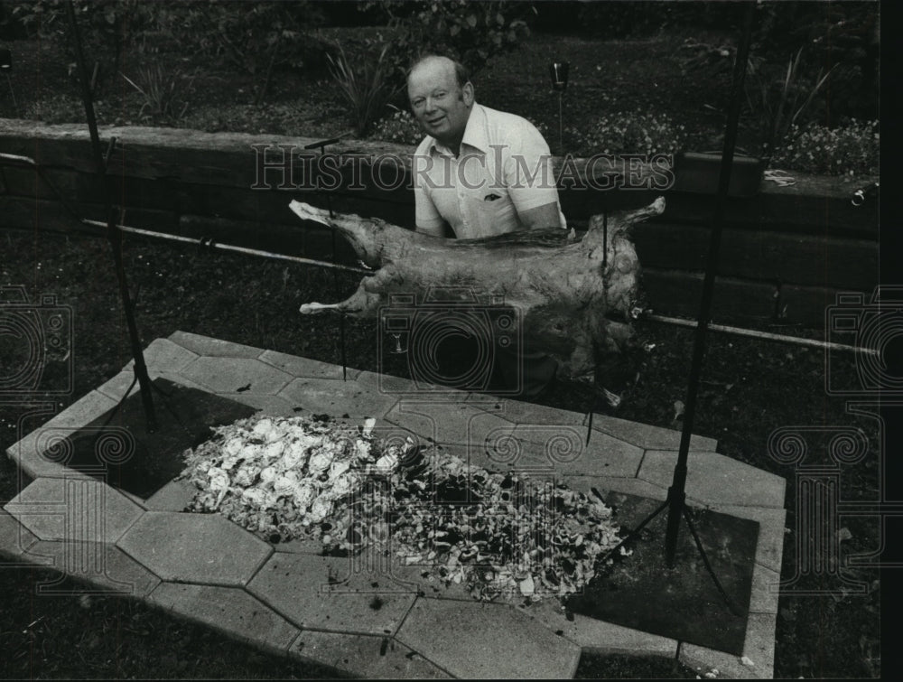 1980 Kjeld Ejler of Danish Agricultural Council at Danish-style BBQ - Historic Images