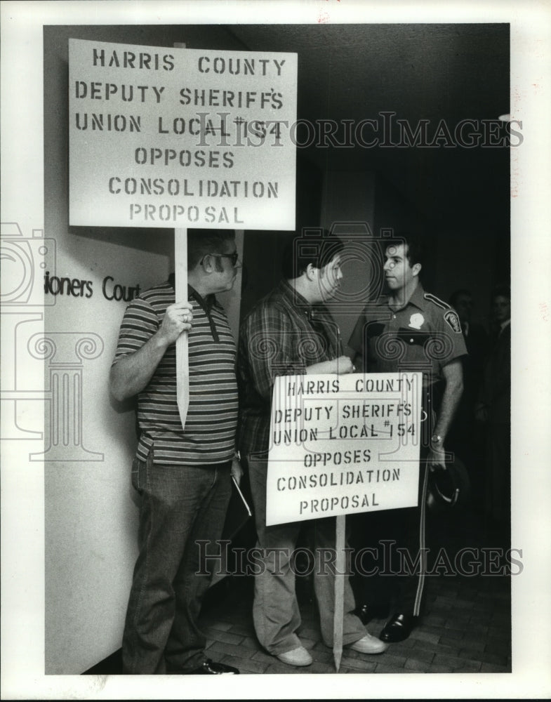 1984 Harris Co Sheriff&#39;s union picket outside Commissioner Court TX - Historic Images