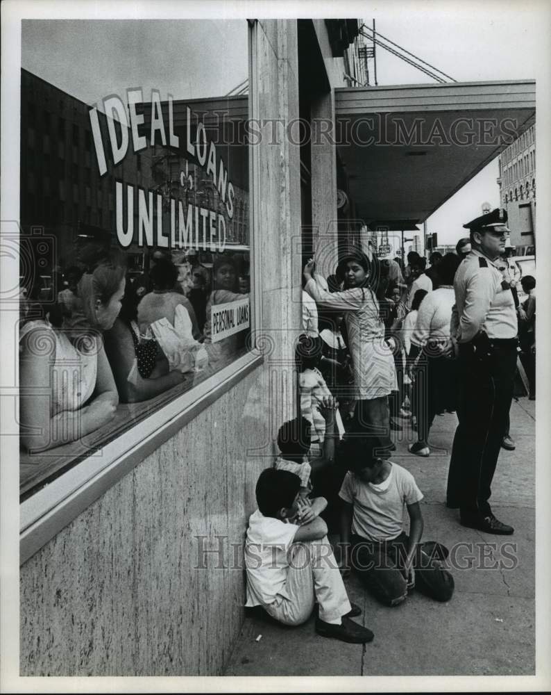 1969 Press Photo People wait, police watch at Harris Co Welfare Office - Historic Images