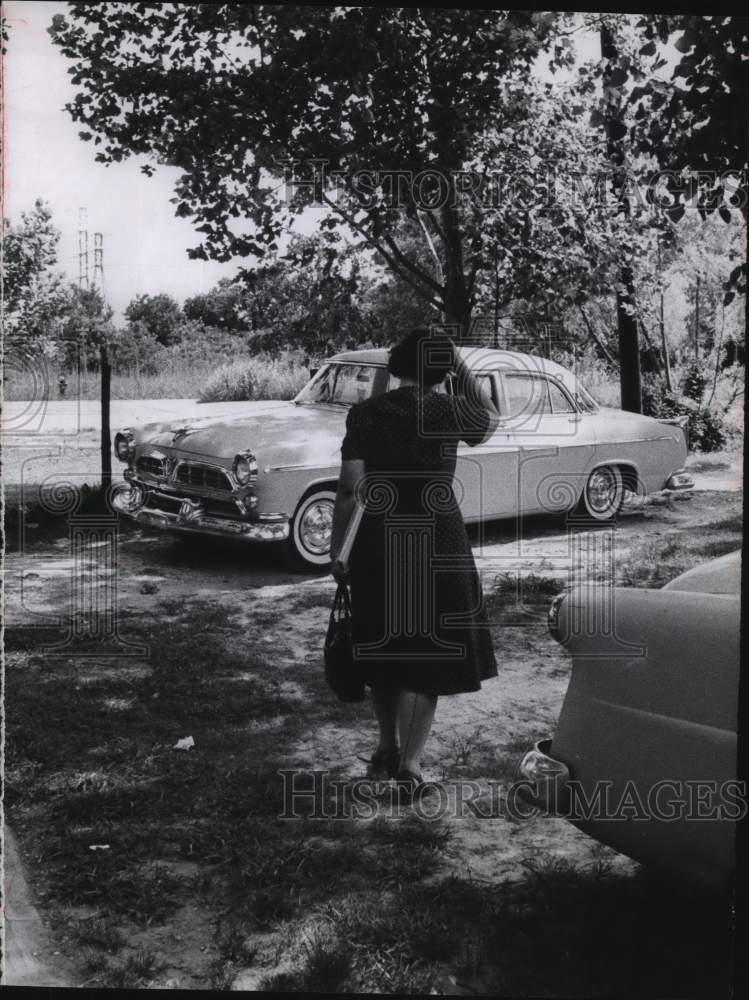 1962 Press Photo Harris Co Welfare Office field worker heads to car in Texas - Historic Images