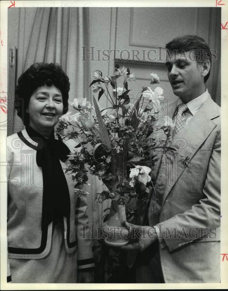 1979 Mrs. Kenneth B. Ford and Leonard Tharp with flower arrangement - Historic Images