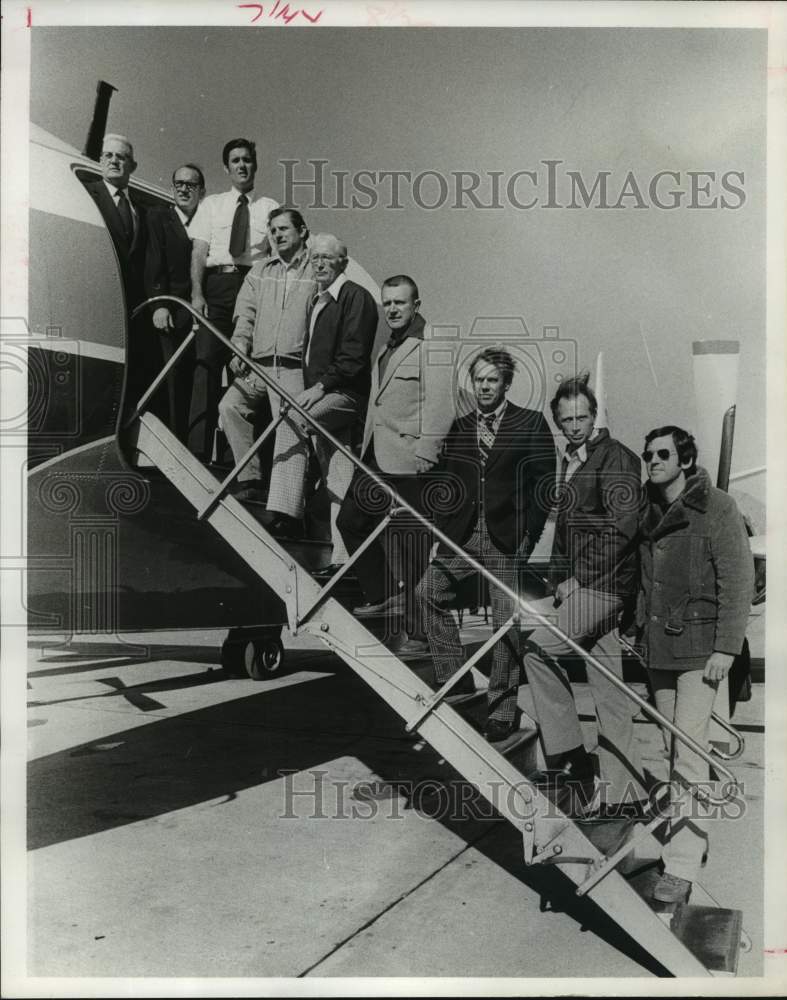 1976 Harris Co TX Med. Society members on way to Guatemala to help - Historic Images