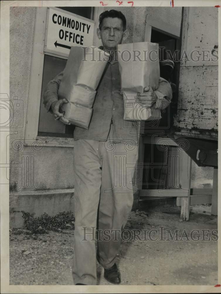 1960 Press Photo Man carries bags from Welfare Department in Houston - hca26877 - Historic Images