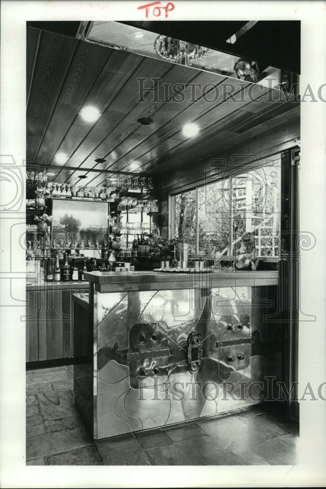 1979 Metal bar in River Oaks, Houston home created by Wheeler - Historic Images