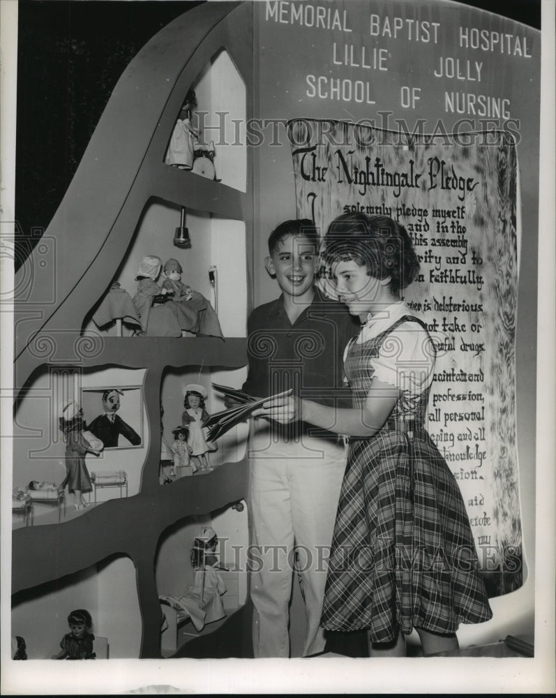 1962 Press Photo Children look at display - Harris Co Society Health Fair, Texas - Historic Images