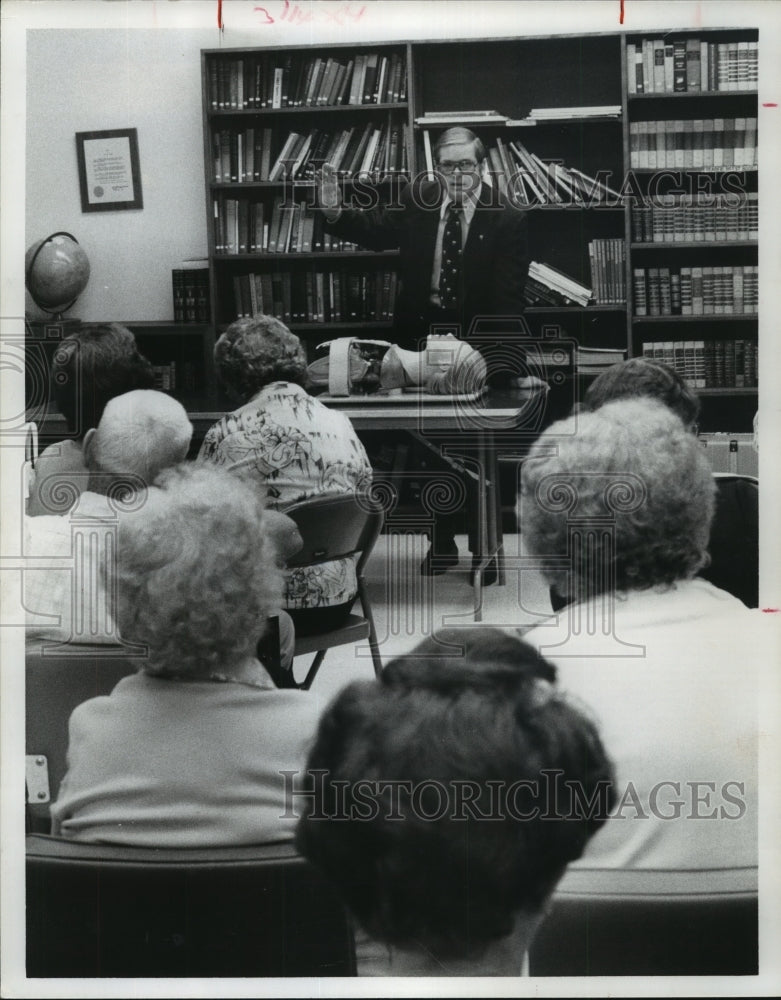 1976 Houston EMT Randy Burton teaches first aid to seniors - Historic Images