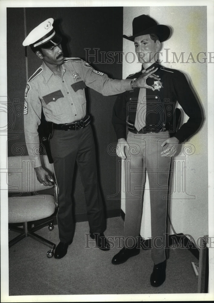 1985 Harris Co Sheriff P.R. Winston &amp; dummy model uniforms - Historic Images