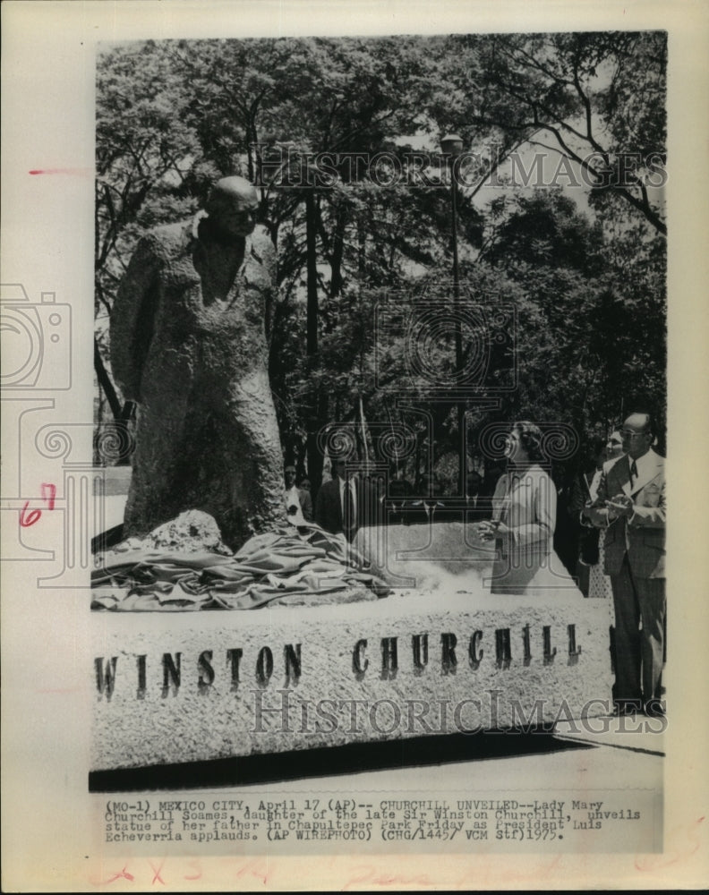 1975 Press Photo Daughter of Winston Churchill unveils statue in Mexico City - Historic Images