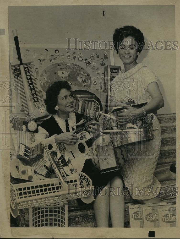 1960 Press Photo Edna Gladney Foundation collect toys for Houston Goodfellows - Historic Images