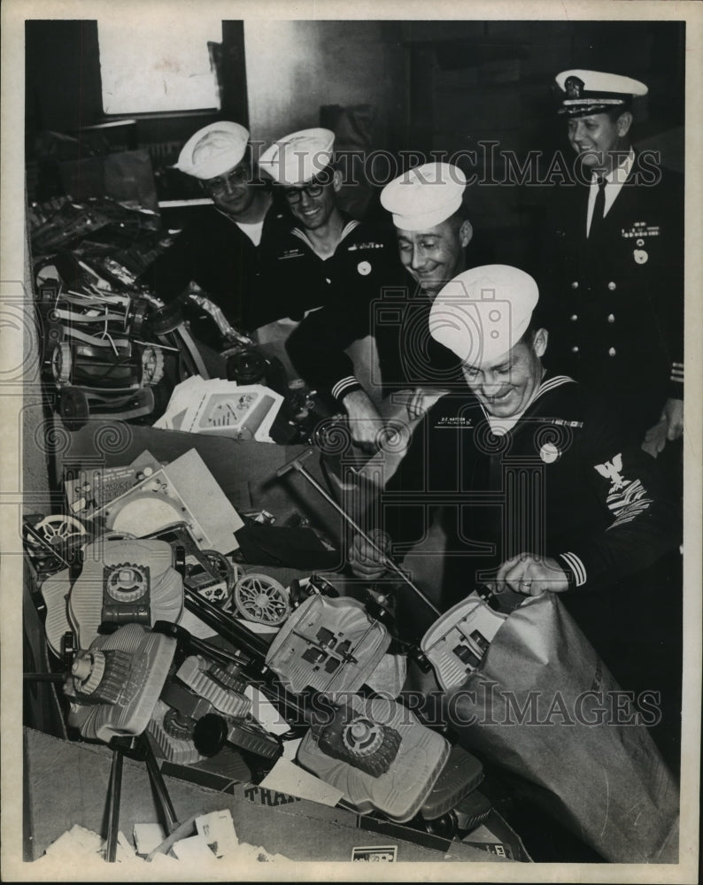 1969 Press Photo Navy Recruiters help pack for Goodfellows in Houston - Historic Images