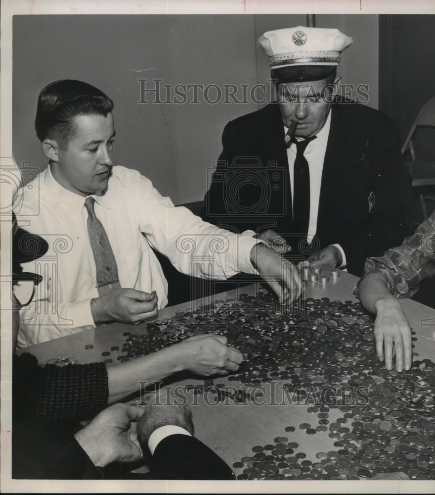 1961 Press Photo Houston Goodfellows count donated pennies - hca27072 - Historic Images