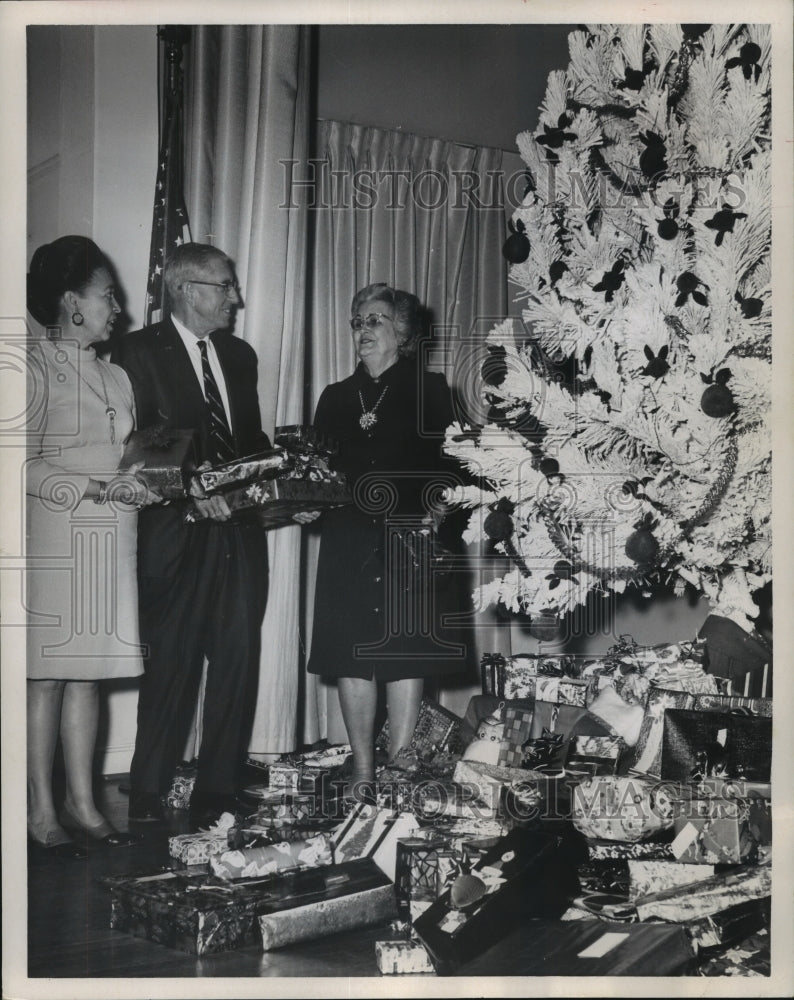 1971 Houston garden club reps donate wrapped toys to Goodfellows - Historic Images