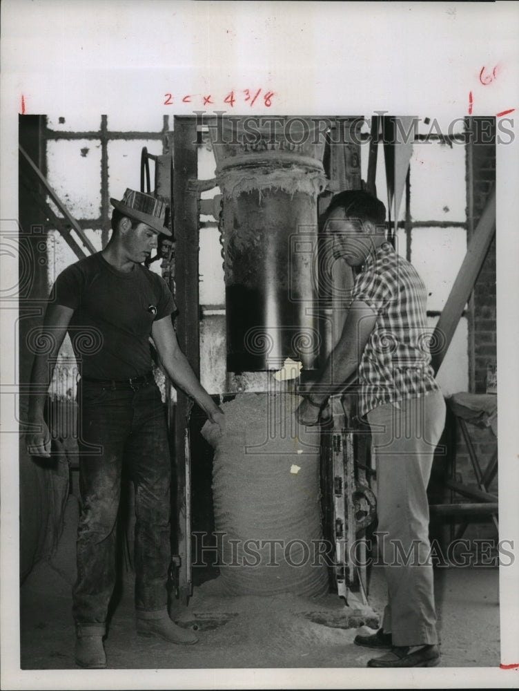 1960 Press Photo Men fill grain bag at Port of Houston Grain Elevator in Texas. - Historic Images