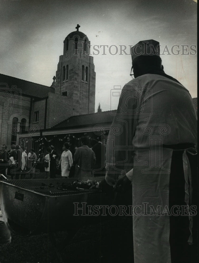 1969 Press Photo Man cook kabobs & crowd mingles at Greek Festival in Houston - Historic Images