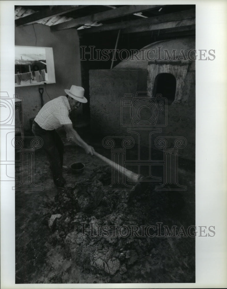 1988 Guatemalan man hows ground in Houston, Texas - Historic Images