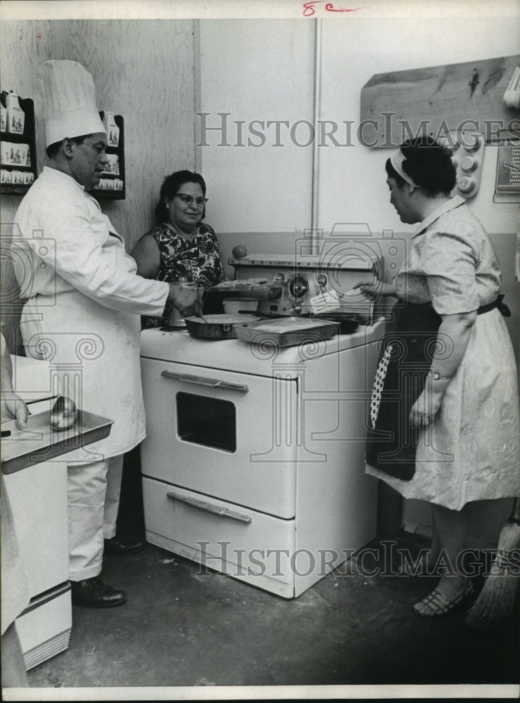 1969 Press Photo Chef Angel Mendoza teaches cooking at community program in TX - Historic Images