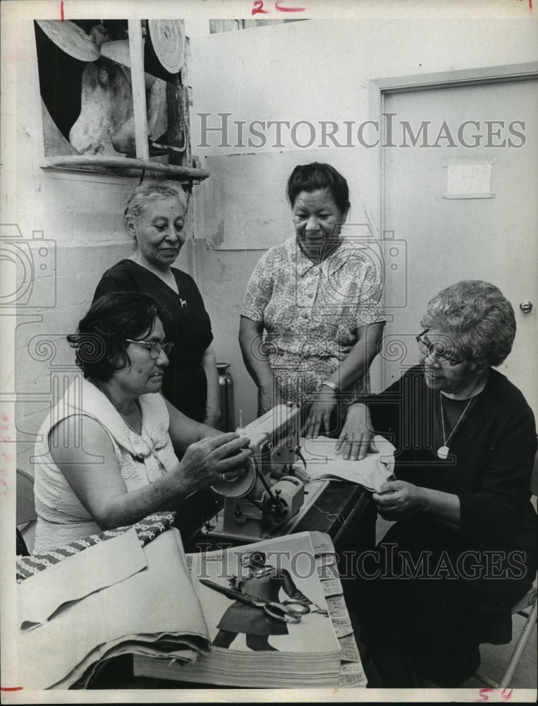 1969 Press Photo Juana Aropeza teaches sewing at community action program in TX - Historic Images