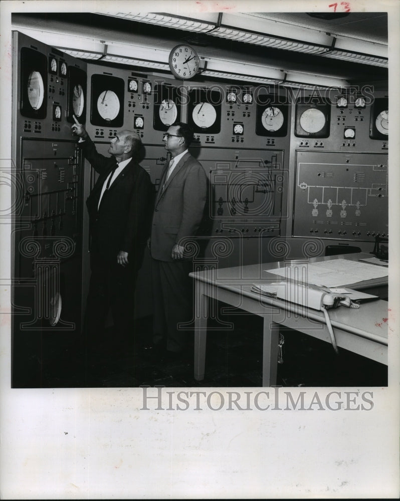 1960 Press Photo Gulf Refining Co's reps examine control panels in Houston - Historic Images